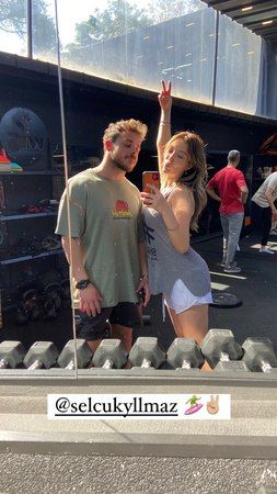 Mehmet Ali Erbil’in kızı Yasmin Erbil’den mini şortlu paylaşımlar! Spor salonunda verdiği pozla takipçilerini heyecanlandırdı! 2