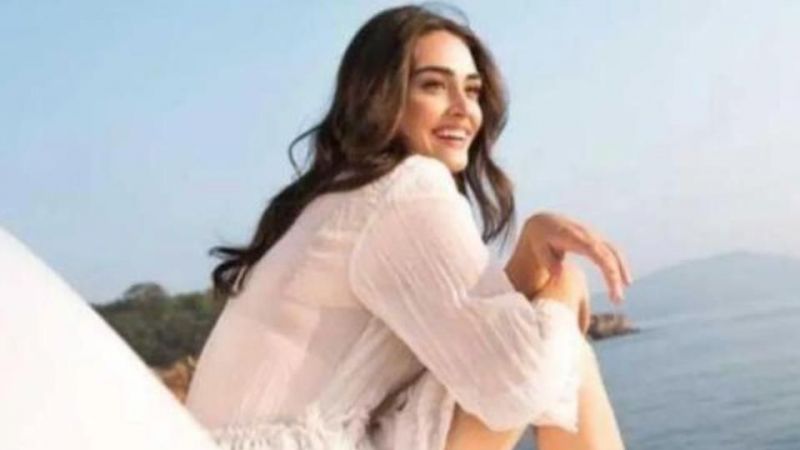 Esra Bilgiç mini dekolte elbisesi ile Fransa sokaklarının tozunu attırdı! Buralar alev alev! 1