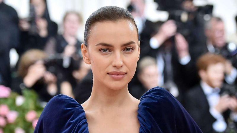 Irina Shayk şeffaf elbisesi ile görenleri büyüledi! İç çamaşırı gündem oldu... 1
