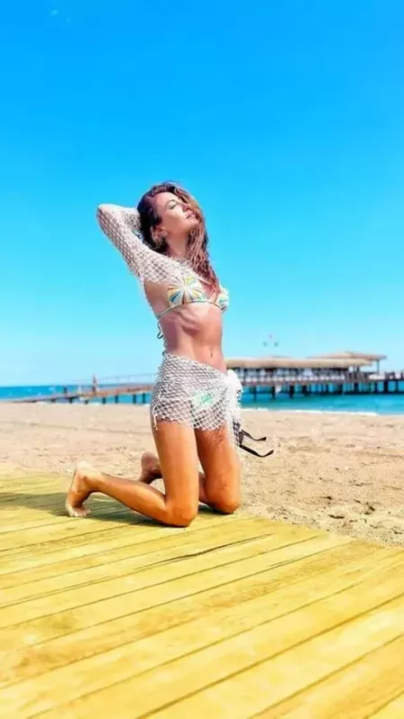 Survivor şampiyonu Merve Oflaz sezonu bomba fotoğraflara açtı: Bikinili fotoğrafları beğeni yağmuruna tutuldu 3