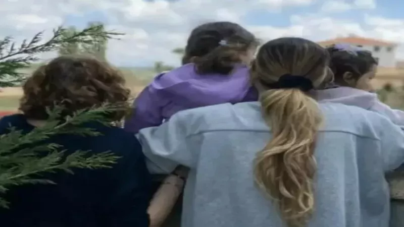 Sinem Kobal annesi ve kızlarını paylaştı: Kenan İmirzalıoğlu'nun kızı ilk kez böyle görüntülendi 3