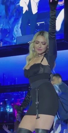 Hadise’nin göğüs dekolteli sahne kıyafeti gündem oldu! Konserde hoplayıp zıpladığı anları paylaşınca sosyal medya yıkıldı! 2