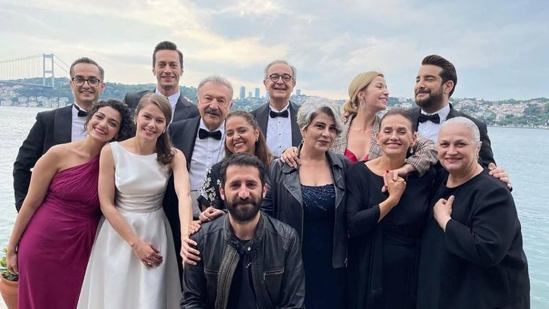 Camdaki Kız oyuncuları Türkiye'den ayrıldı! Gittikleri ülke herkesi çok şaşırttı 1