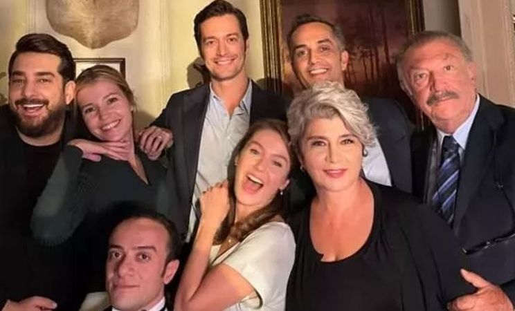 Camdaki Kız oyuncuları Türkiye'den ayrıldı! Gittikleri ülke herkesi çok şaşırttı 2