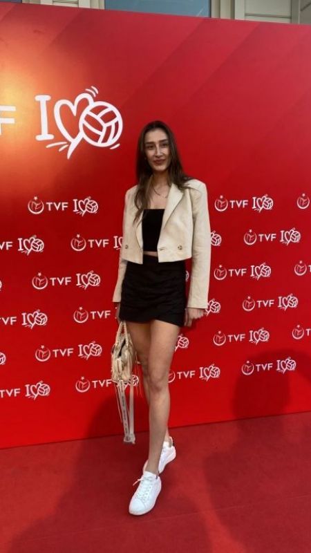 Hande Baladın mini şortu ile görenleri büyüledi! 3