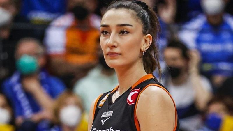 Hande Baladın mini şortu ile görenleri büyüledi! 1