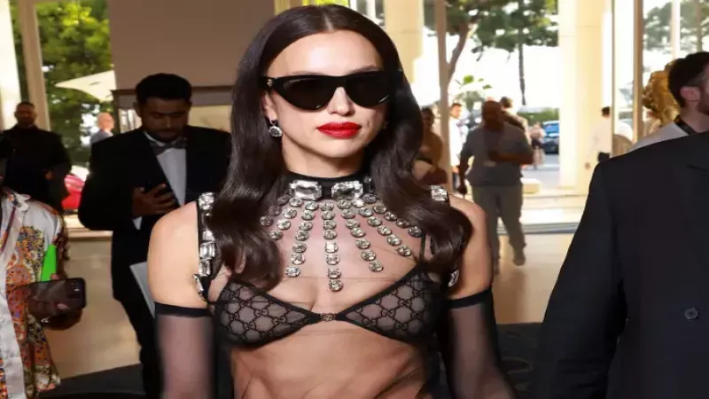 Önce Irina Shayk sonra Alessandra Ambrosia: Cannes Film Festivalinde iç çamaşırıyla ortalığı kasıp kavurdu 1