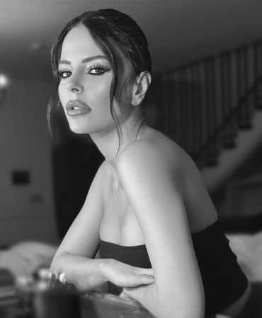 Simge Sağın mavi bikinili pozlarıyla sosyal medyayı yaktı! Havuz başında muhteşem fiziğiyle beğeni topladı 1