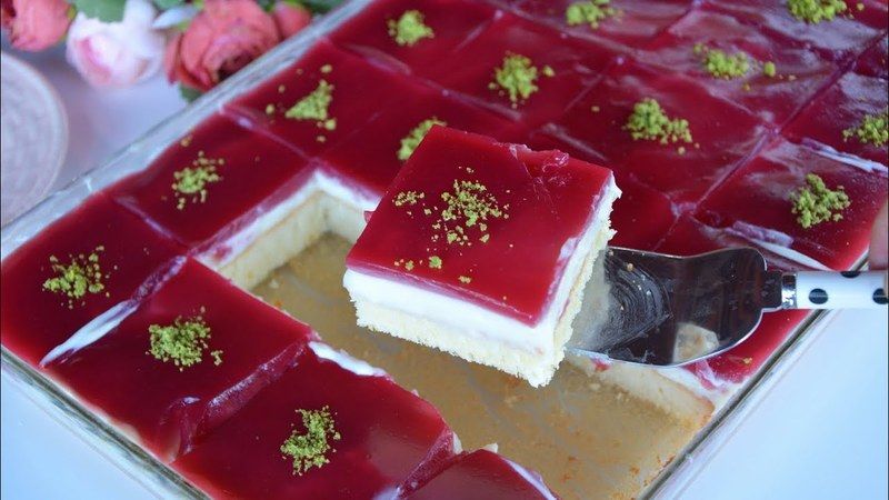 Bu tatlı ve ferahlatıcı lezzete asla hayır diyemeyeceksiniz: Vişne soslu kek tarifi 1