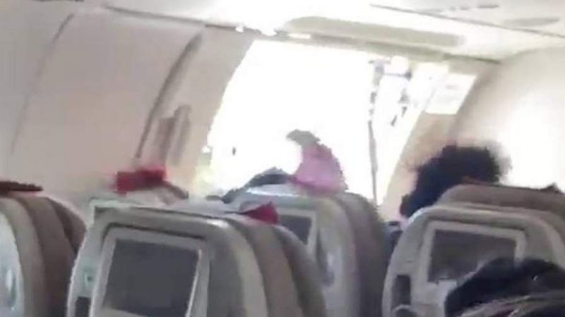 Kapısı açık uçak, yolculara korku dolu anlar yaşattı! 2