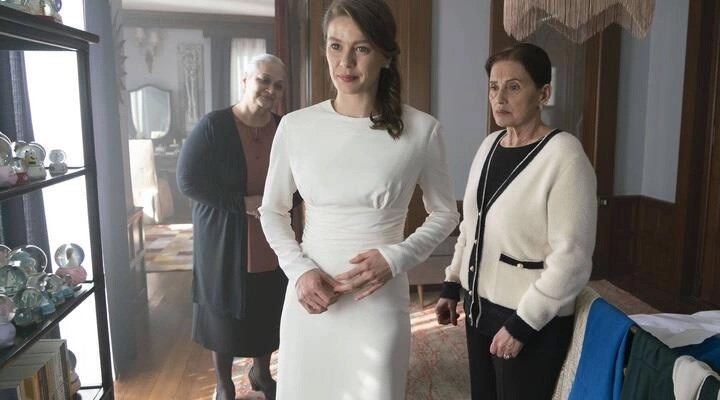 Camdaki Kız’ın veda yemeğinde Burcu Biricik fena dağıttı! Sahne dansı ile görenleri büyüledi! 1