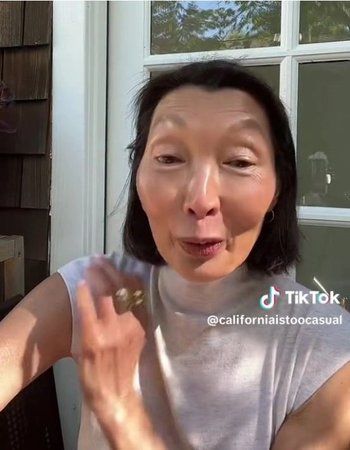 62 yaşındaki kadın botoksuz genç görünmenin sırrını açıkladı! 3