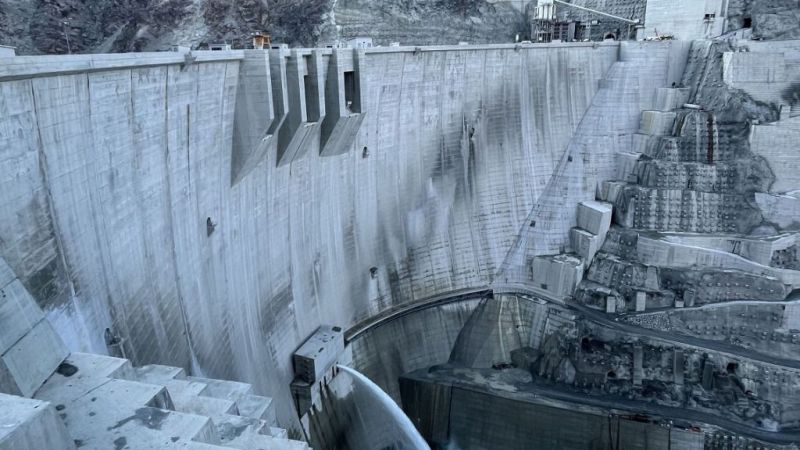 Telefonunu baraja düşüren Hintli adam, telefonu için tüm barajın suyunu boşalttırdı! 3