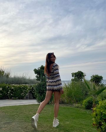 Survivor Zeynep Alkan süper mini elbisesiyle hayranlarının aklını başından aldı! Genç fenomenin bacak şovuna binlerce beğeni yağdı 2