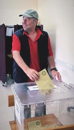 Ünlü komedyen Ata Demirer de oyunu kullandı... 2