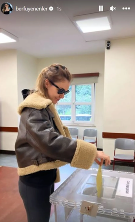 28 Mayıs seçiminde ünlü isimler sandıkta! Serenay Sarıkaya, Berfu Yenenler, Cem Yılmaz, Sezen Aksu, Derya Uluğ gibi isimler erkenden sandığa gidenler arasındaydı. İşte ünlüler ve sandık pozları... İşte o pozlar 8