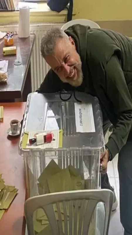 28 Mayıs seçiminde ünlü isimler sandıkta! Serenay Sarıkaya, Berfu Yenenler, Cem Yılmaz, Sezen Aksu, Derya Uluğ gibi isimler erkenden sandığa gidenler arasındaydı. İşte ünlüler ve sandık pozları... İşte o pozlar 10