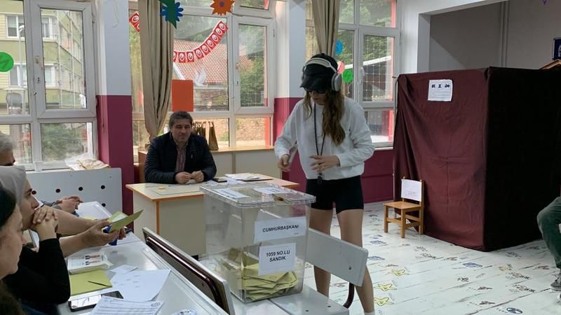 28 Mayıs seçiminde ünlü isimler sandıkta! Serenay Sarıkaya, Berfu Yenenler, Cem Yılmaz, Sezen Aksu, Derya Uluğ gibi isimler erkenden sandığa gidenler arasındaydı. İşte ünlüler ve sandık pozları... İşte o pozlar 5