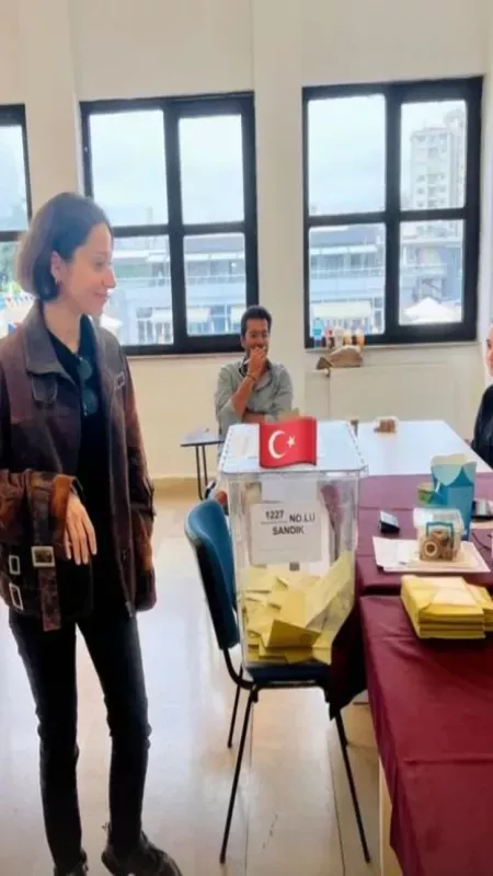 28 Mayıs seçiminde ünlü isimler sandıkta! Serenay Sarıkaya, Berfu Yenenler, Cem Yılmaz, Sezen Aksu, Derya Uluğ gibi isimler erkenden sandığa gidenler arasındaydı. İşte ünlüler ve sandık pozları... İşte o pozlar 9
