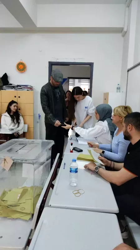 Ünlüler sandık başında görüntülendi? Tarzlarıyla gündem oldular: Kim ne giydi? Sezen Aksu'yu neden uyardılar? 2