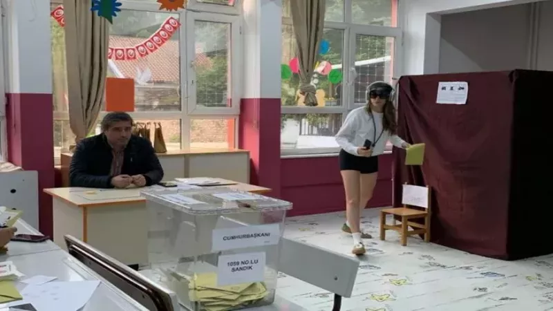 Ünlüler sandık başında görüntülendi? Tarzlarıyla gündem oldular: Kim ne giydi? Sezen Aksu'yu neden uyardılar? 1