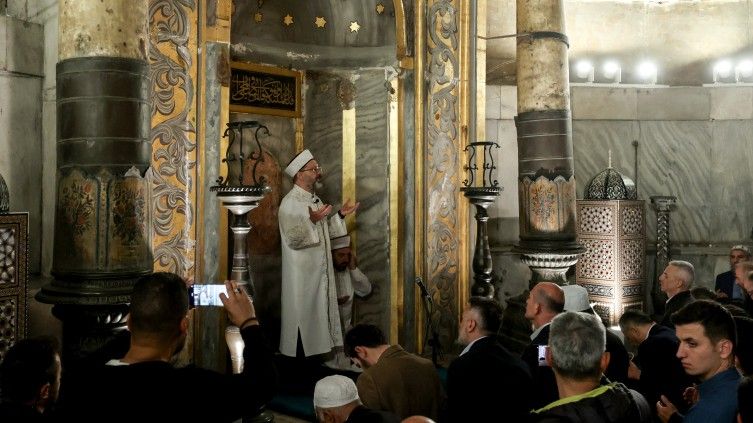 İstanbul’un fethinin 570. yıldönümü! Diyanet İşleri Başkanı Ali Erbaş, Ayasofya’da namaz kıldırıp vaaz verdi! 1