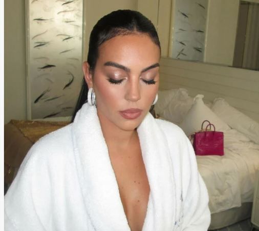 Ronaldo’nun sevgilisi Georgina Rodriguez bornozlu hallerini paylaştı! Takipçileri o anlara kayıtsız kalamadı! 1