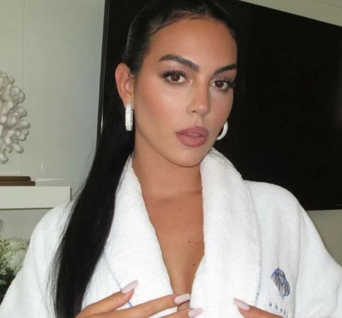 Ronaldo’nun sevgilisi Georgina Rodriguez bornozlu hallerini paylaştı! Takipçileri o anlara kayıtsız kalamadı! 2