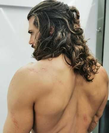 Can Yaman, El Turco dizisinden fotoğraflar paylaştı! Sırtı çizik dolu 3