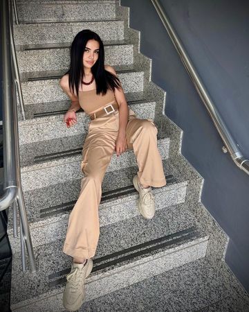 Fenomen Ece Ronay boşanır boşanmaz dekolte şovuna başladı! Genç güzelin göğüs dekolteli paylaşımları beğeni rekoru kırdı 2