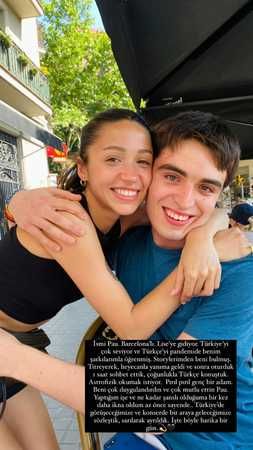 Zeynep Bastık mini şortuyla Barselona sokaklarını yaktı! Güzel şarkıcının bacak şovu İspanyolları bile peşine taktı 2