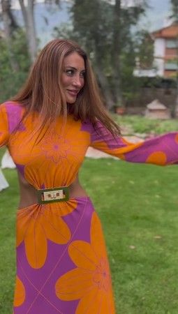 Survivor şampiyonu Merve Oflaz sırt ve bel dekoltesi ile hayranlarını büyüledi! Kıvıra kıvıra yürüdüğü o anları takipçilerinin beğenisine sundu 1