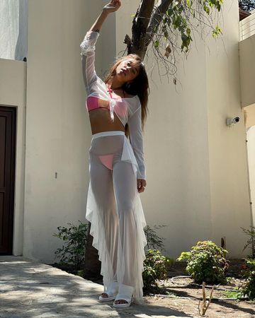 Survivor Zeynep Alkan’ın transparan tarzı yürek hoplattı! Güzel fenomenin bikinili pozlarına binlerce beğeni yağdı 2