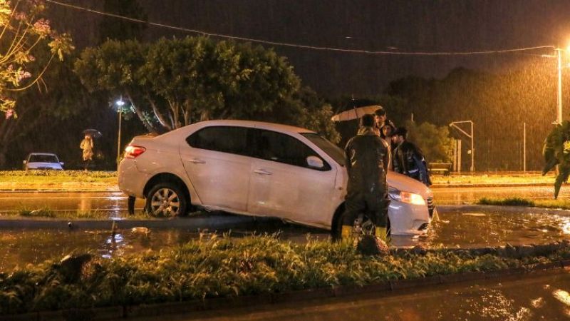 Sağanak nedeniyle araçlar yolda kaldı! Birçok yerde ev ile iş yerleri su altında! 3