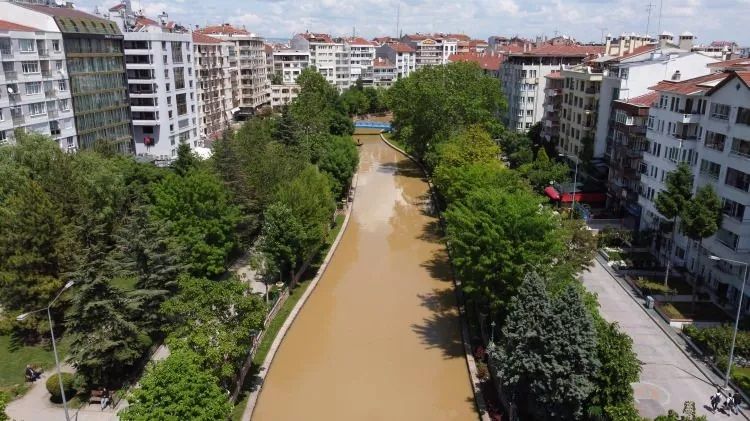 Sağanak nedeniyle araçlar yolda kaldı! Birçok yerde ev ile iş yerleri su altında! 4