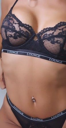 İngiliz fenomen Lottie Tomlinson transparan iç çamaşırını giyip hayranına teşekkür etti! Dantelli iç çamaşırı hediyesini üzerinde denediği anları takipçileriyle paylaştı! 2