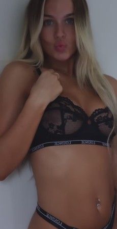 İngiliz fenomen Lottie Tomlinson transparan iç çamaşırını giyip hayranına teşekkür etti! Dantelli iç çamaşırı hediyesini üzerinde denediği anları takipçileriyle paylaştı! 1