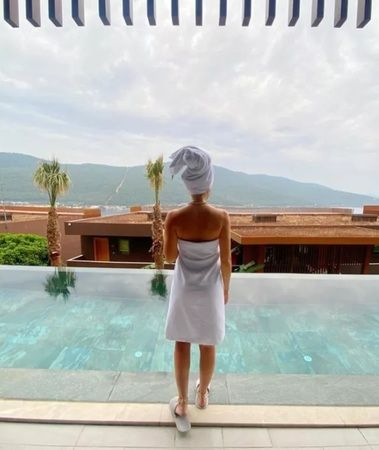 İlkin Tüfekçi’den dikkat çeken paylaşım! Havuz başında sadece havluyla… 3