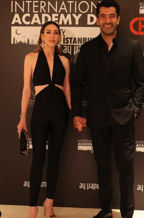 Sinem Kobal dekolteli siyah tulumu ve görünümü ile büyüledi... Sinem Kobal'ın yeni Tarzı sosyal medyada gündem oldu 4