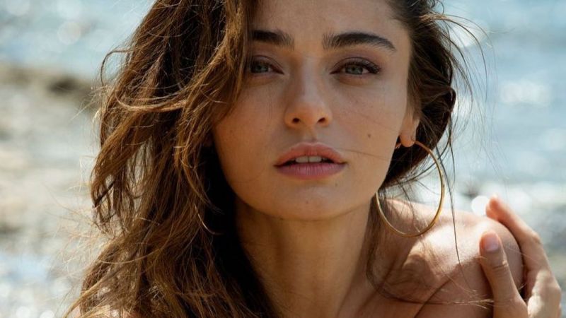 Ayça Ayşin Turan bir mini bir sutyen kameralar karşısına geçti! Sosyal medyadan “Of” sesi yükseldi! 1