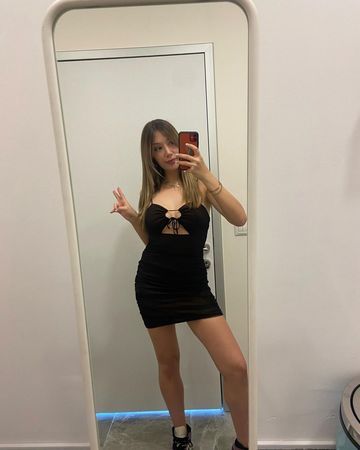 Mehmet Ali Erbil’in kızı Yasmin Erbil mini elbisesiyle yürek hoplattı! Siyah dekolteli mini elbisesiyle hayranlarının aklını başından aldı 2