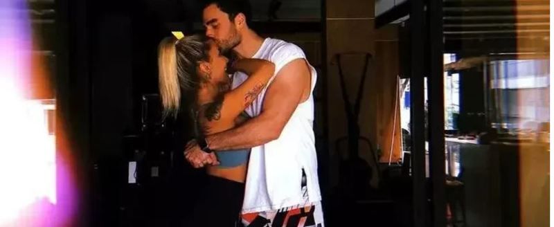 İrem Derici ödül alırken sevgilisi duygulandı! Atakan Işıktutan’ın gözleri doldu “Sonunda gerçek aşkı buldu!” 3