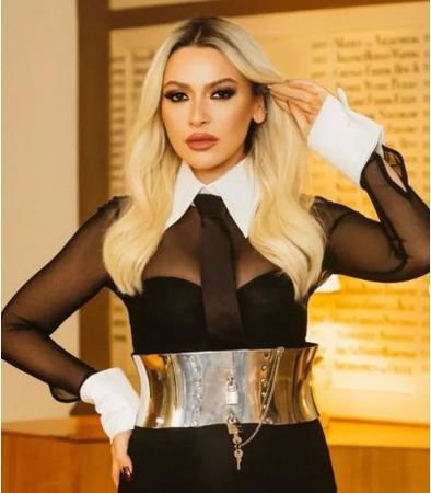 Hadise derin yırtmaçlı göğüs dekolteli elbisesi ile cesur bir tercih yaptı! “Yine çok ateşli” 1