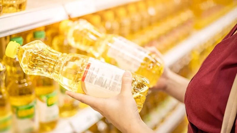 Peş peşe zam haberlerinden sonra bir indirim haberi geldi! Ayçiçek yağındaki indirim fırsatını gören markete akın etti! 3