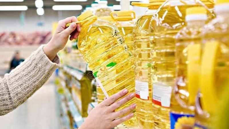 Peş peşe zam haberlerinden sonra bir indirim haberi geldi! Ayçiçek yağındaki indirim fırsatını gören markete akın etti! 2