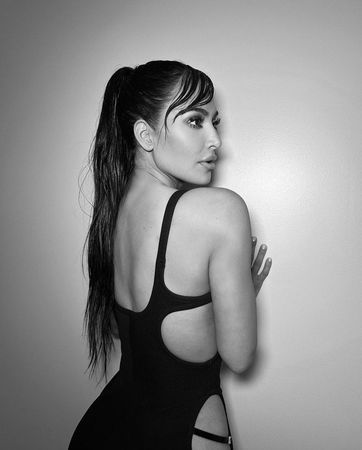 Kim Kardashian göğüs ve bel dekolteli elbisesiyle nefes kesti! Sosyetik güzelin cesur pozları sosyal medyada çok konuşuldu 2