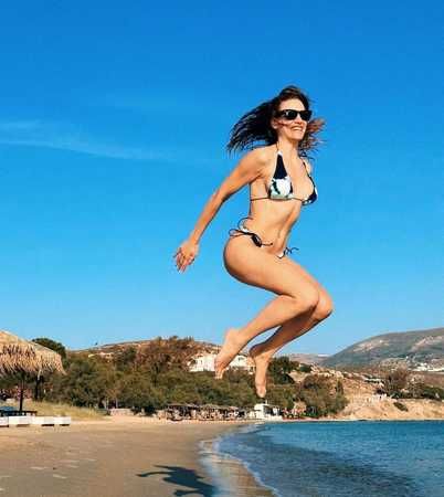 Aile dizisinin Devin’i Serenay Sarıkaya, bikinili pozu ile yürekleri hoplattı! Fit hali nefes kesti! 3