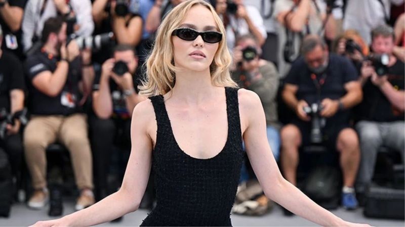 Johnny Depp’in kızı üstsüz olarak kameraların karşısına geçti! Başarılı oyuncu kızının oyunculuğu hakkında… 1