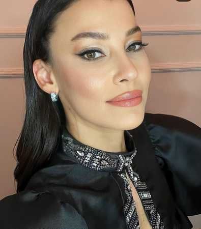 Kızılcık Şerbeti’nin Alev’i iç çamaşırsız pozları içinde büyüledi! Müjde Uzman göğüs dekoltesini fazla kaçırınca… 3