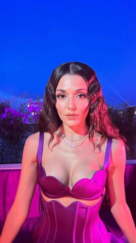 Hande Erçel’den olay yaratan fotoğraf paylaşımları! Güzel oyuncu elbisesinin eteklerini kaldırdı ve… 2